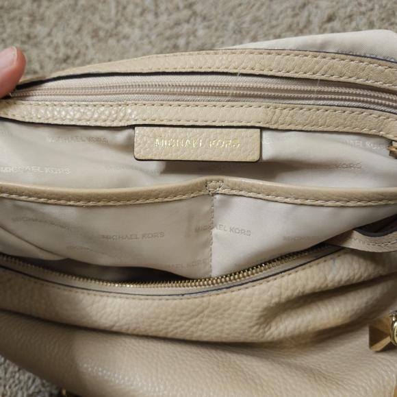 HP!! MICHAEL KORS CREAM TASSEL LARGE LYDIA HOBO BAG  - Picture 9 of 16